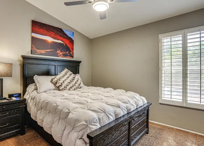 Dom wakacyjny Game Room, Backyard Oasis! Group Getaway Glendale